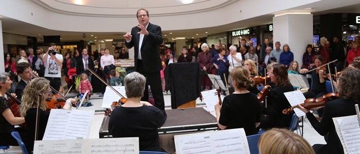 Glyn Oxley conducts GSO in Gloucester's Shopping Centre